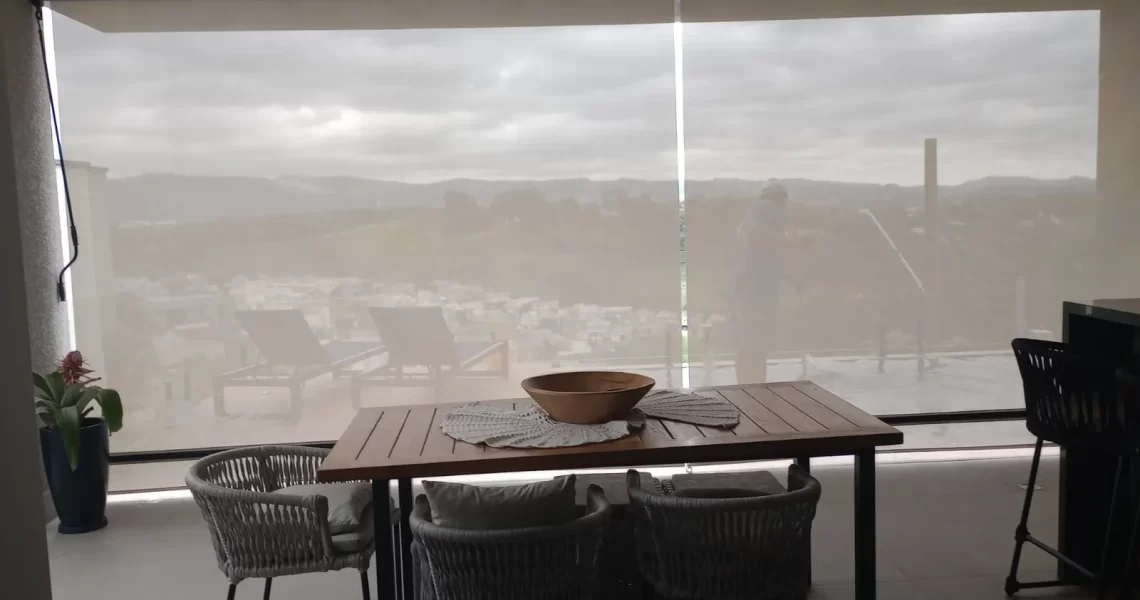 Área externa protegida por toldo em uma casa em Itu