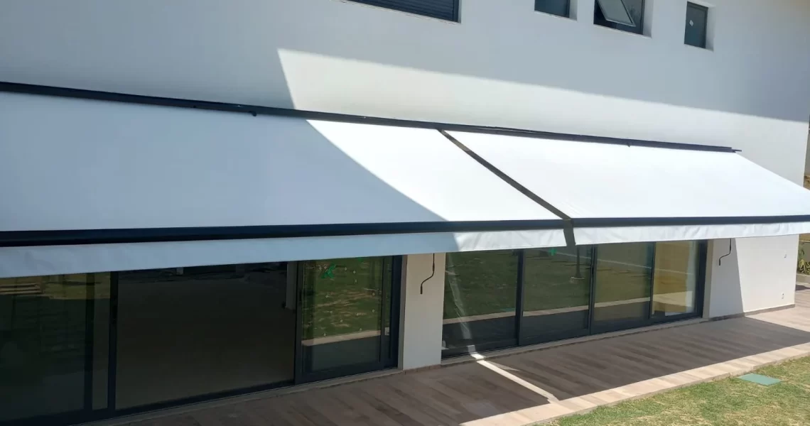 Toldo articulado em área externa em Itu