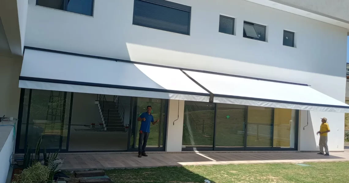 Toldo fixo em quintal em Itu