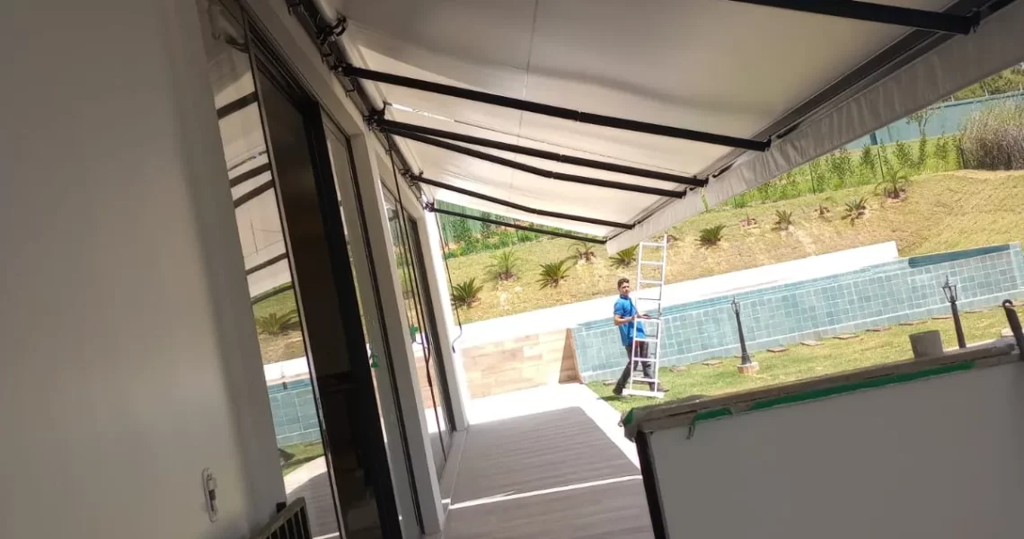 Toldo em fachada comercial em Itu