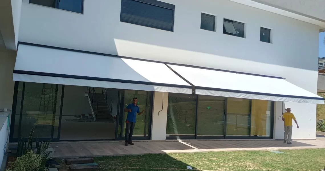 Toldo articulado retrátil em residência de Itu
