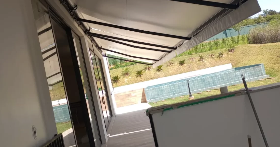 Toldo cortina instalado em varanda em Itu
