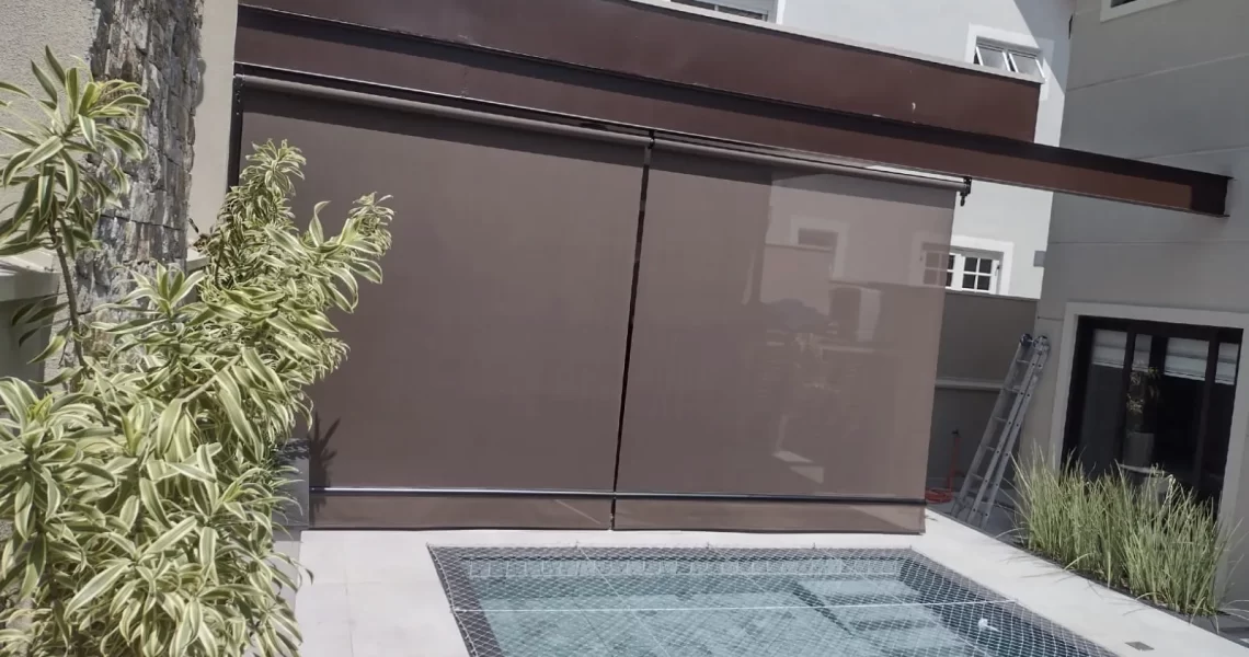 Toldo fixo em lona acrílica cobrindo área externa em Itu